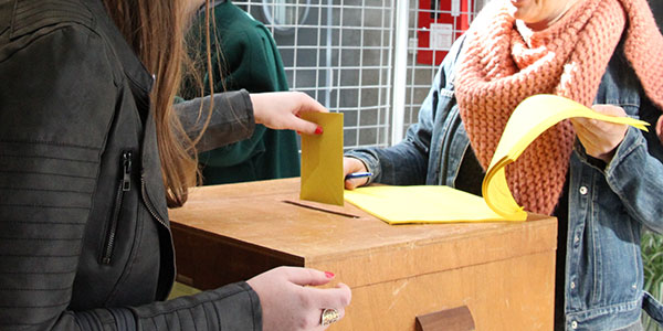 Etudiants votant aux élections à la faculté de droit
