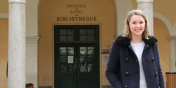 Typhanie, tutrice documentaire pour la BU Droit-Éco-Gestion