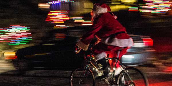 Père Noël à vélo © Robert Couse-Baker I Flickr