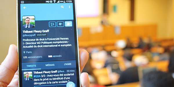 Smartphone connecté au fil twitter de l'enseignant en amphi
