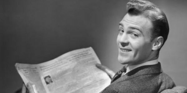 Un homme lisant le journal dans les années 1950